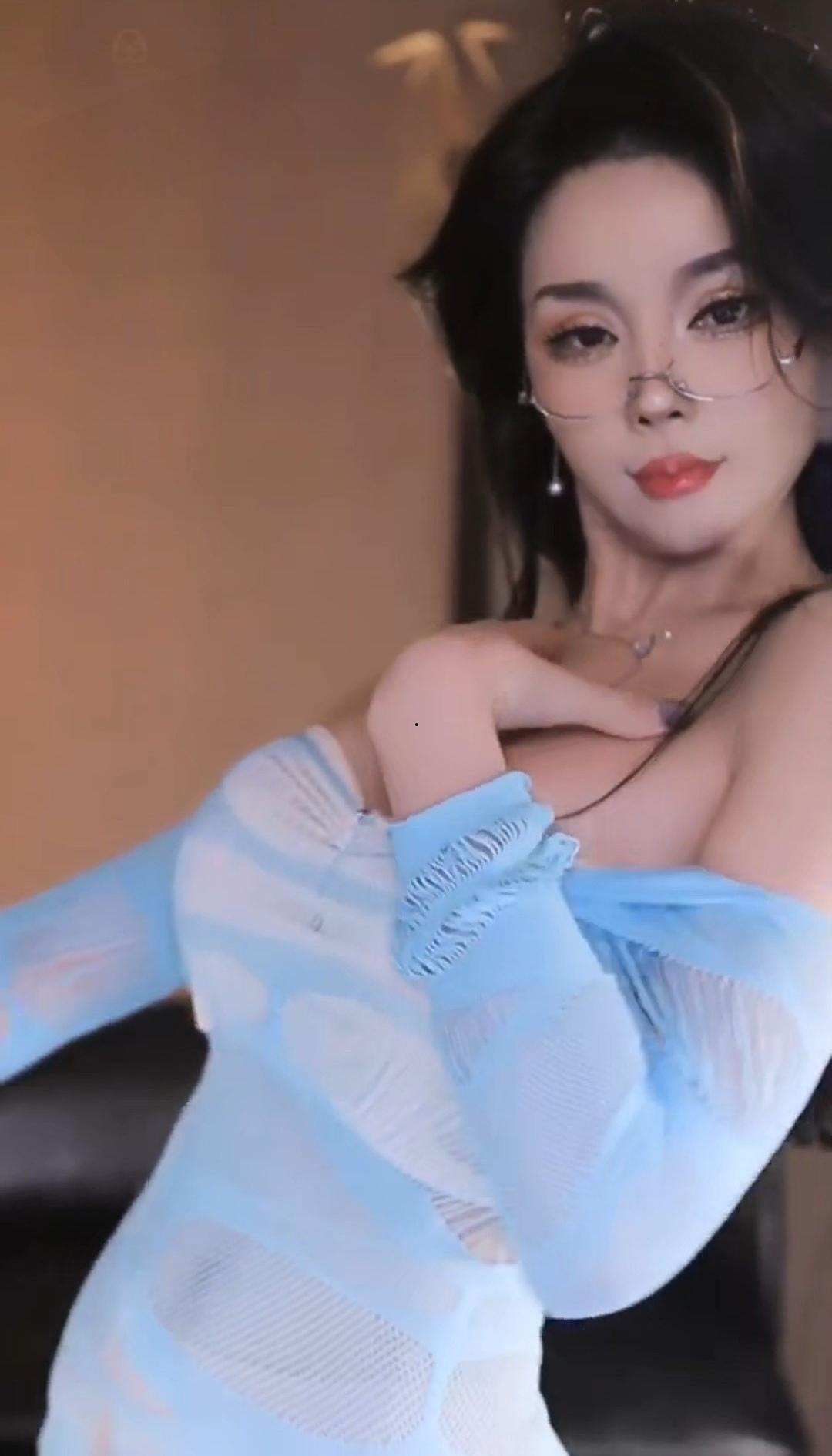 舔狗充钱才看的骚逼裸舞,这里全网白嫖,抖音封杀的性感热舞大秀,这里限时免费撸到爽,错过就亏大了!-27