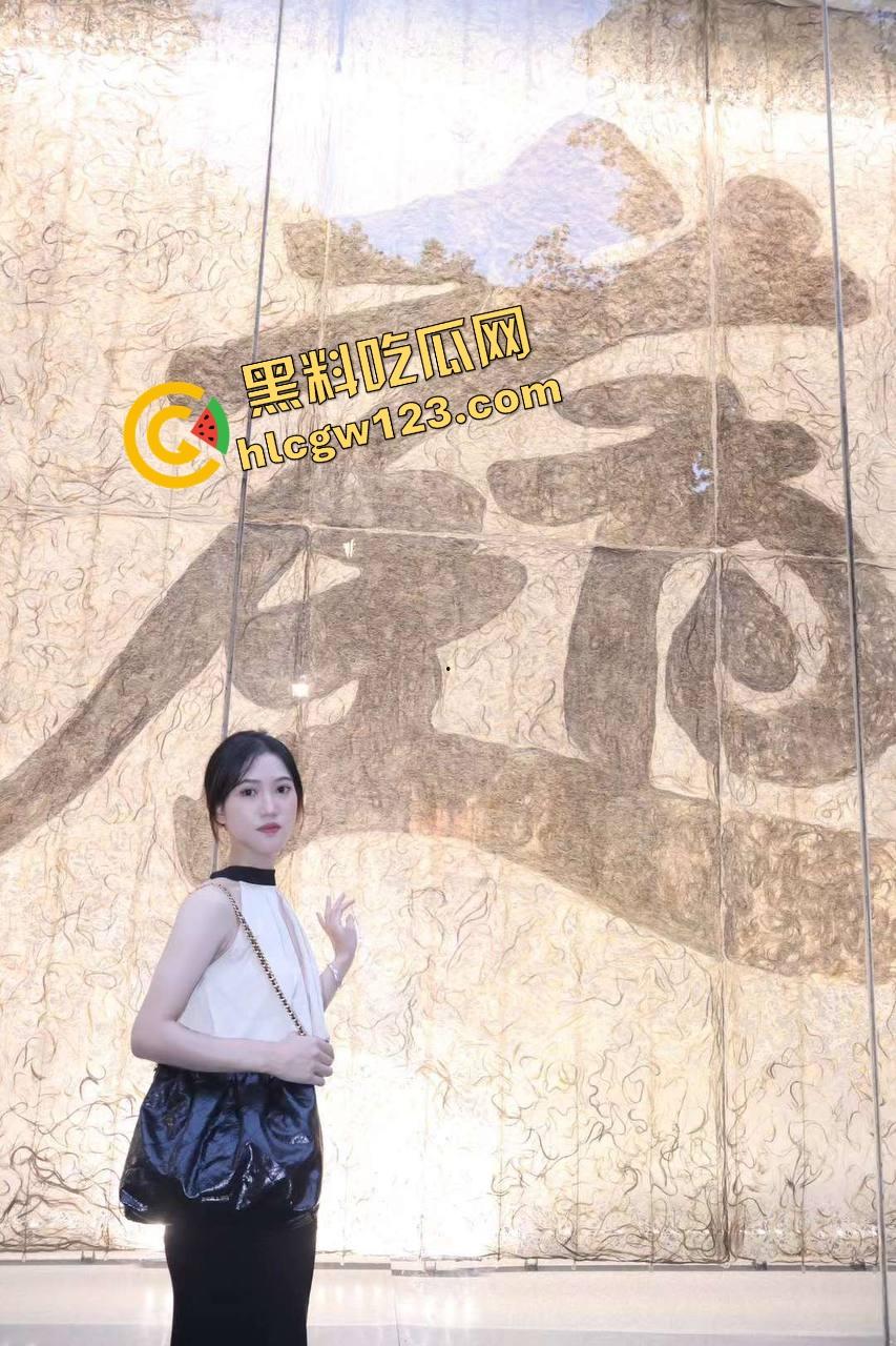 绿帽博主玩疯了，情侣调教日记曝光，清纯洛丽塔女友变性奴深喉足交榨精，男友看女友被轮操！-2