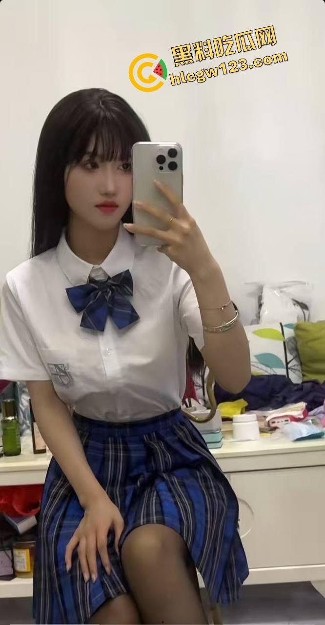 绿帽博主玩疯了，情侣调教日记曝光，清纯洛丽塔女友变性奴深喉足交榨精，男友看女友被轮操！-7