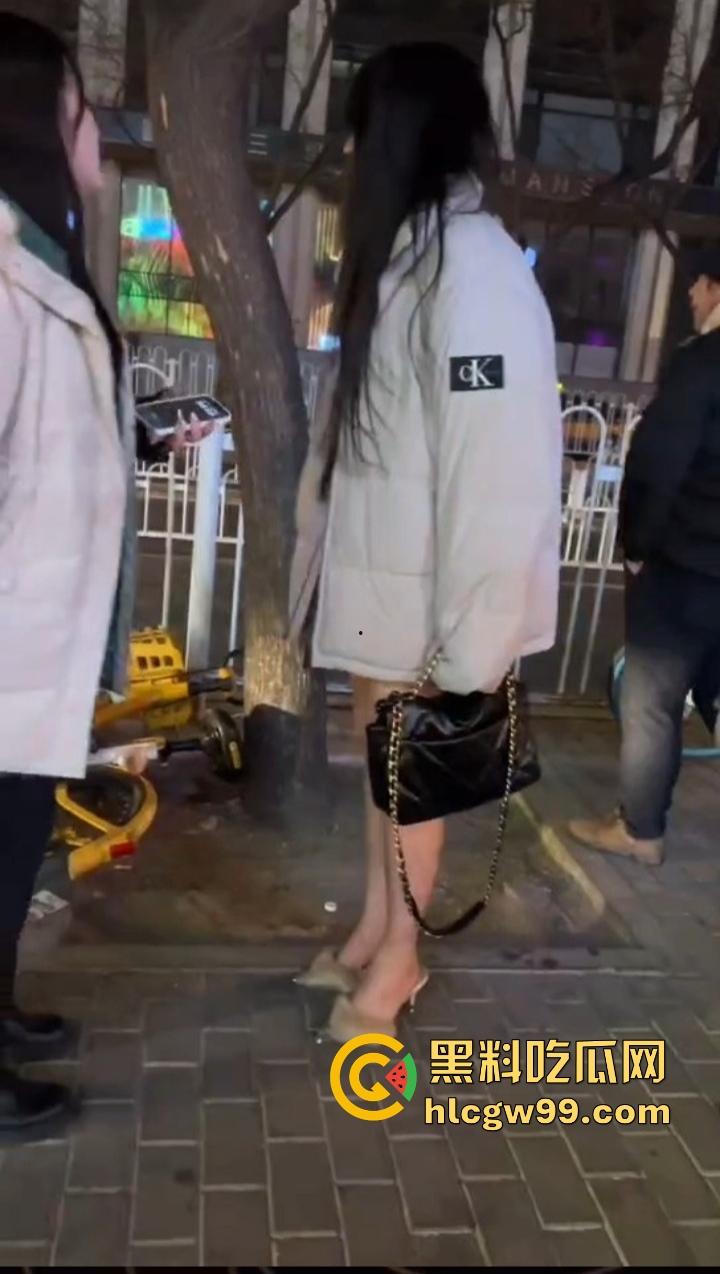 零下20度不穿裤子，光腿出门图啥？羽绒服配丝袜，逼却散热过猛，怕不是自带暖气片，属实只要风度不要温度！-2