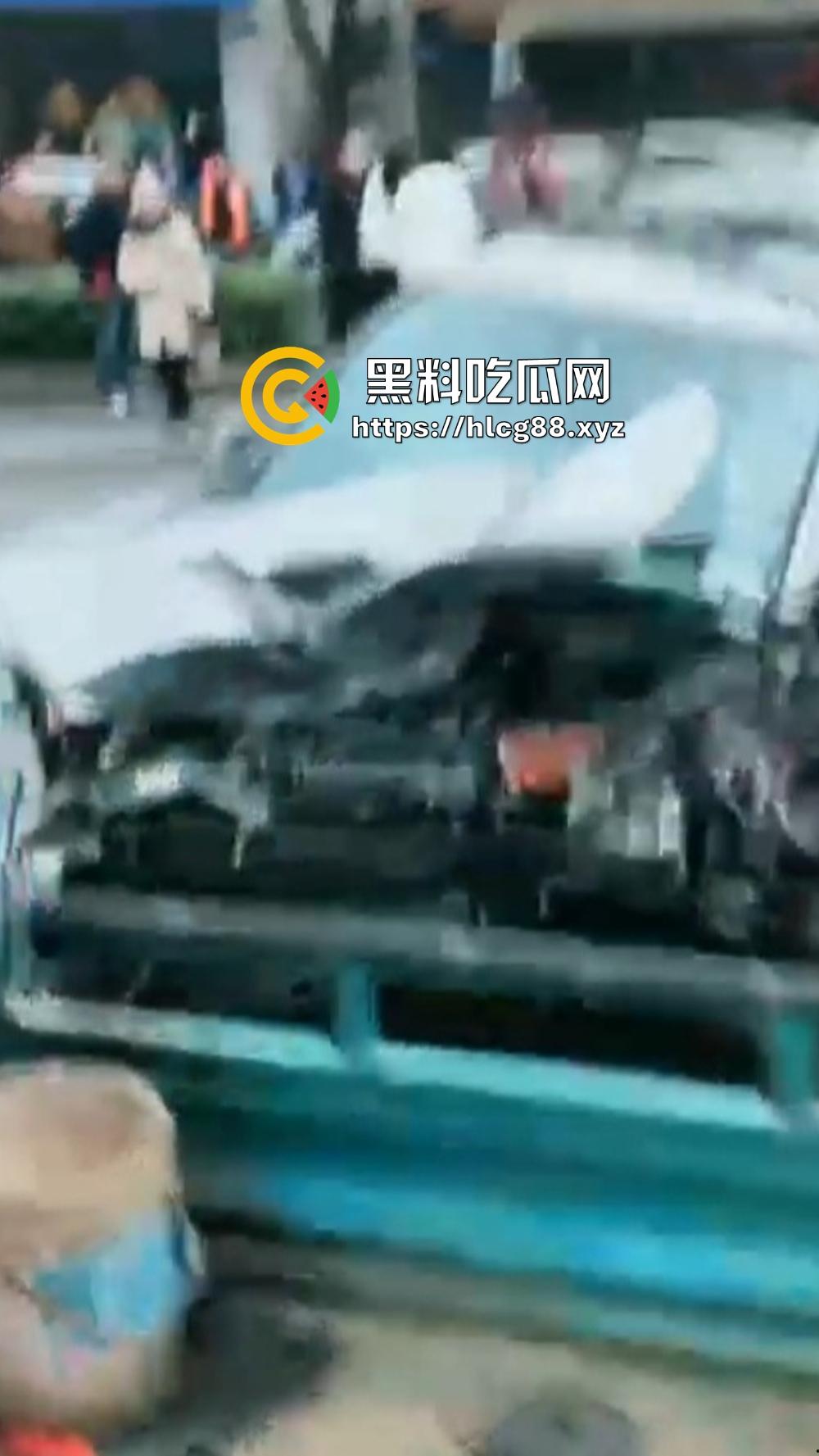 江苏镇江公交狂飙猛操私车，小轿车被撞成烂渣，车主吓得卵缩尿飙魂飞魄散！-3