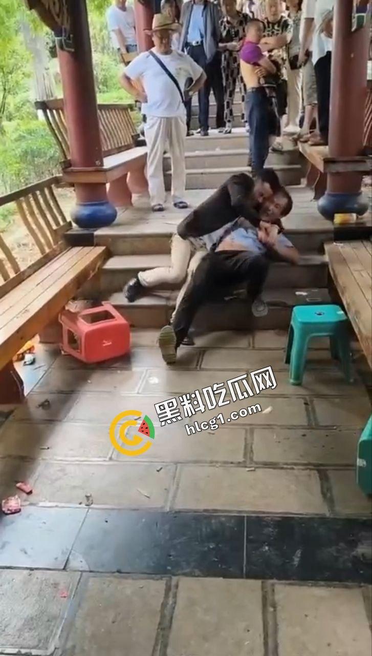 六盘水盘州胜境广场 众人闲暇之余下象棋 保安老头打输后说旁人指导男子才赢的 于是大打出手-1