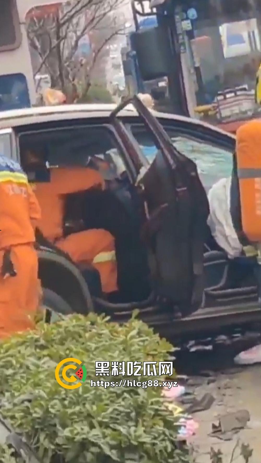 江苏镇江公交狂飙猛操私车，小轿车被撞成烂渣，车主吓得卵缩尿飙魂飞魄散！-10