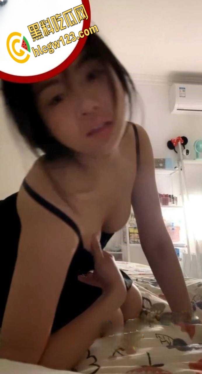 武汉反差母狗【李晓霜】，情趣装跪舔男友，骚逼渴求被狂干！-5