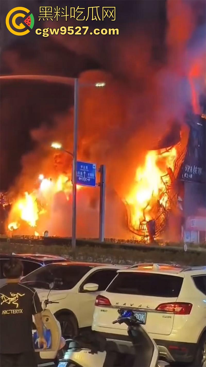 探店博主真能把店带火啊！江苏连云港京东电器自营店突发火灾，经过一宿的救援，才将大火熄灭！-7