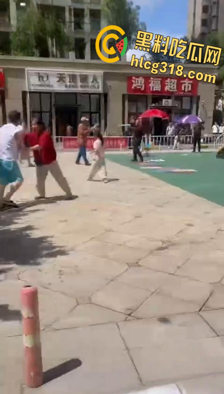 公园小伙子和大爷之间的激战，小伙打不到大爷直接躺地上，大爷一挑三打趴小伙引全场狂笑 ！-7