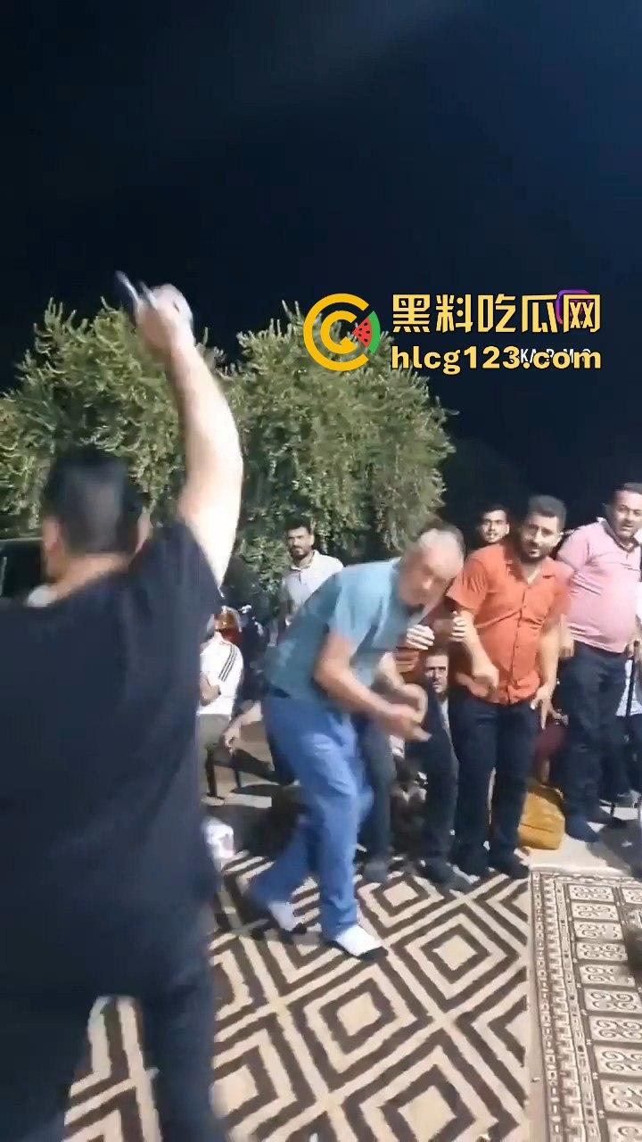 印度阿三庆祝跳舞开枪两不误！咖喱哥沙漠之鹰上手，仿佛漫游枪手开大招，老外看傻眼！-1