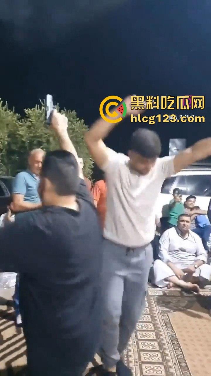 印度阿三庆祝跳舞开枪两不误！咖喱哥沙漠之鹰上手，仿佛漫游枪手开大招，老外看傻眼！-4
