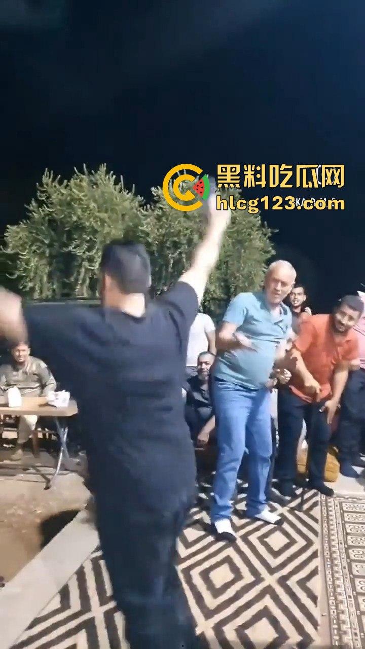 印度阿三庆祝跳舞开枪两不误！咖喱哥沙漠之鹰上手，仿佛漫游枪手开大招，老外看傻眼！-5