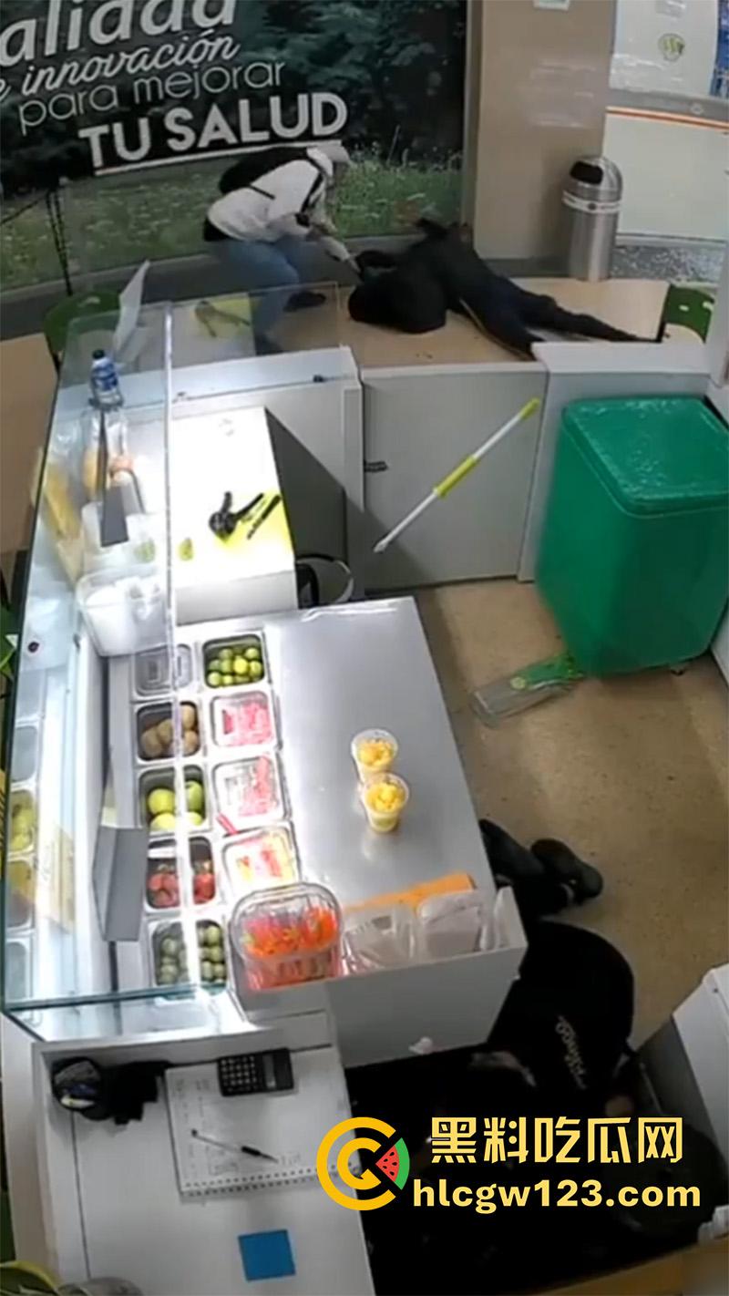 美国黑帮火拼现场,果茶店监控拍下画面,双方见面开枪对射,黑哥伏地射击最终被当场击毙!-3
