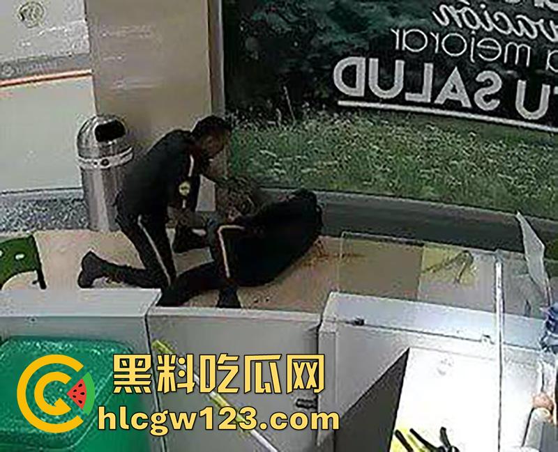 美国黑帮火拼现场,果茶店监控拍下画面,双方见面开枪对射,黑哥伏地射击最终被当场击毙!-5