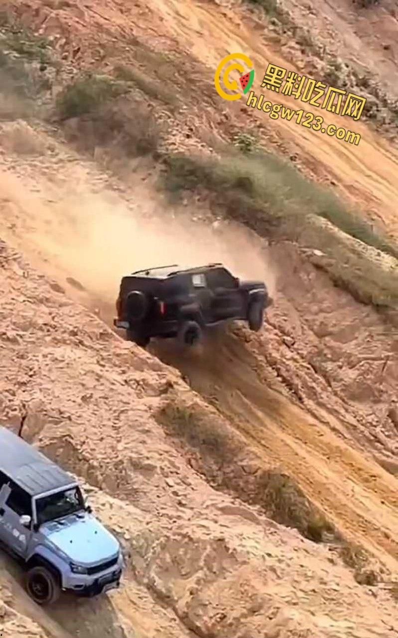 越野有风险爬坡需谨慎，云南百车大战一越野车失控翻车，车主被甩出途中二次被车身砸飞！-3