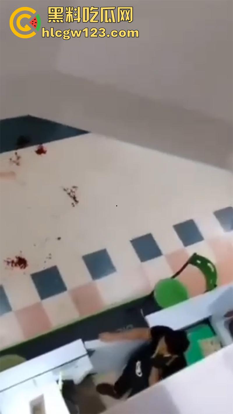 美国黑帮火拼现场,果茶店监控拍下画面,双方见面开枪对射,黑哥伏地射击最终被当场击毙!-6