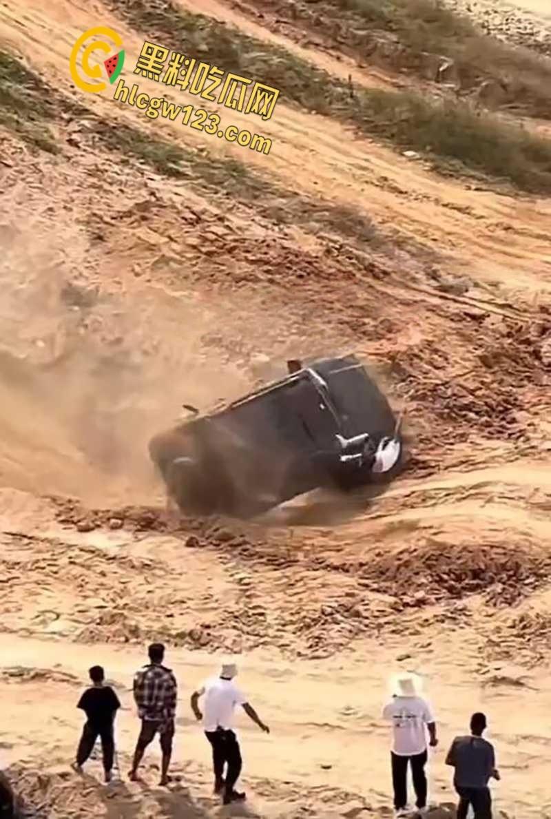 越野有风险爬坡需谨慎，云南百车大战一越野车失控翻车，车主被甩出途中二次被车身砸飞！-4