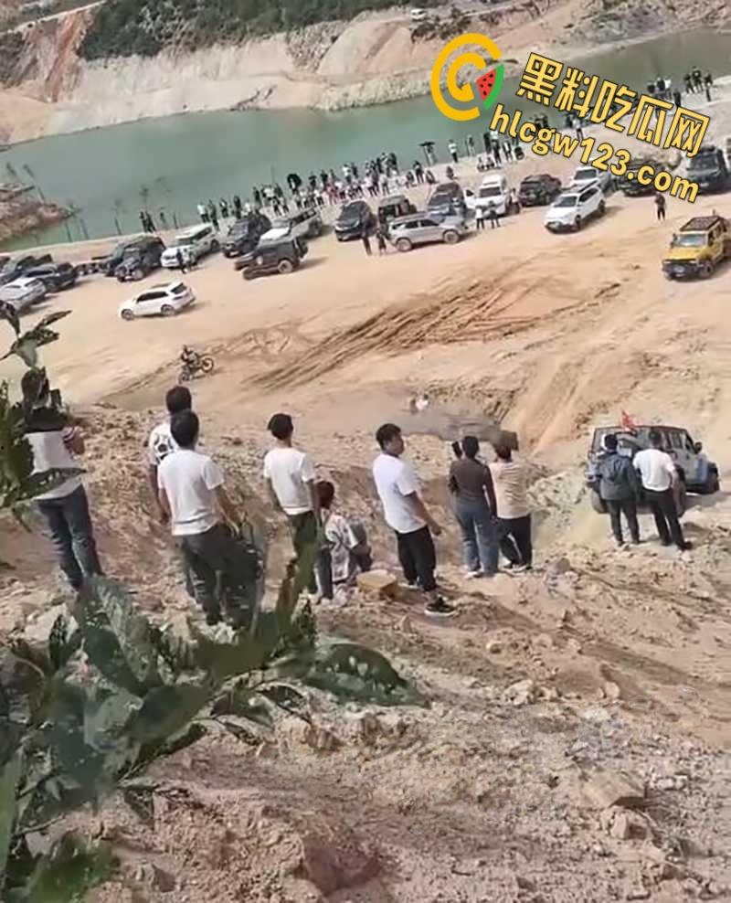 越野有风险爬坡需谨慎，云南百车大战一越野车失控翻车，车主被甩出途中二次被车身砸飞！-5