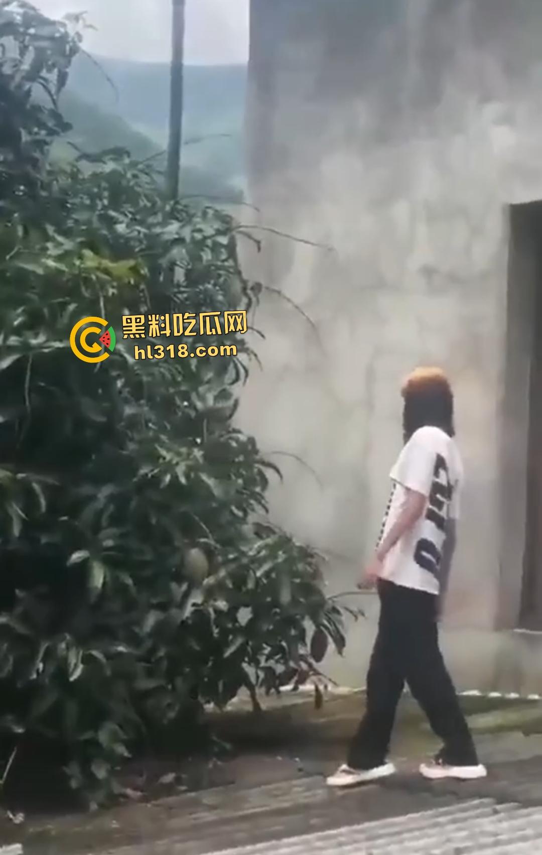 集美组团偷芒果翻车!白衣女孩瓦房“跳关”坠落陷阱,谁知这却是房主故意的陷阱!-5