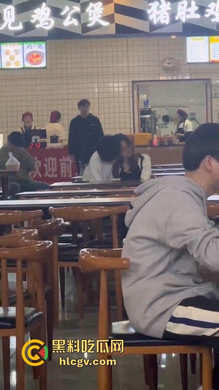 鸡公煲没来先抠逼！西安培华学院食堂大胆男女全程上演真人秀，吃瓜同学惊呆！-3