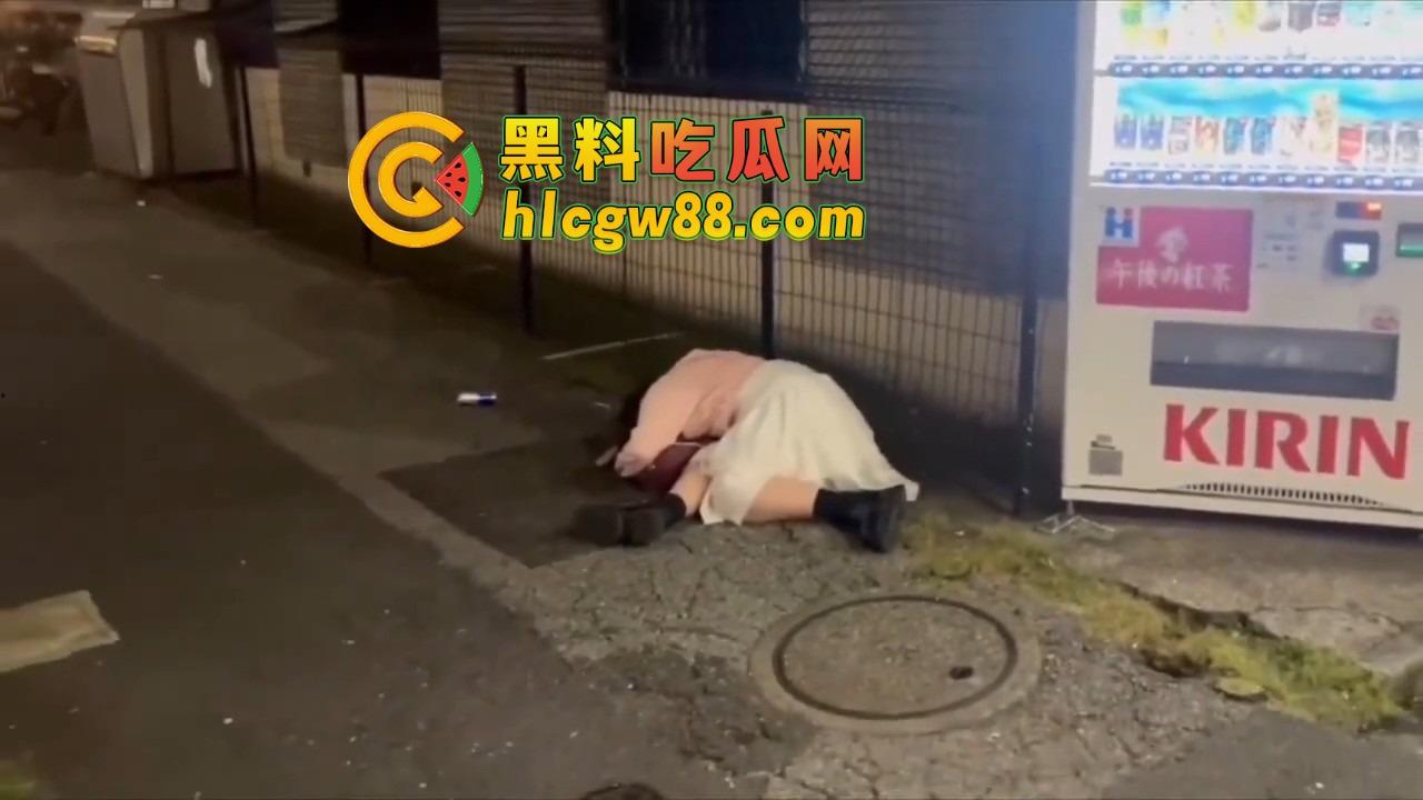 东京涩谷夜晚遍地死鱼，短裙黑丝小黑鞋倒一片，是真喝懵了还是仙人跳？老司机们这鱼到底能不能捡？-7