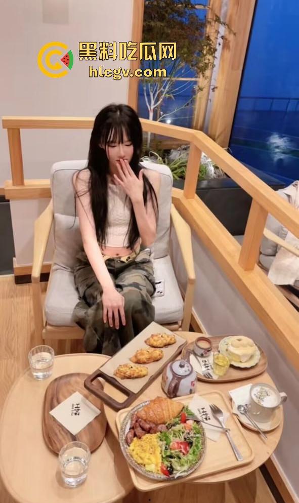 酒吧美女【梦梦】与大哥连麦，一对一自慰福利大放送！高燃挑逗，差点喷湿大哥手机屏幕！-3