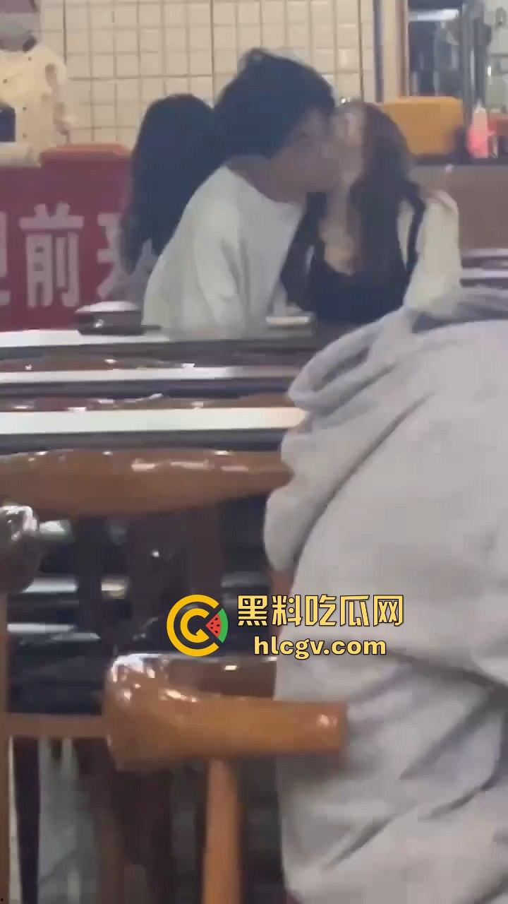 鸡公煲没来先抠逼！西安培华学院食堂大胆男女全程上演真人秀，吃瓜同学惊呆！-6