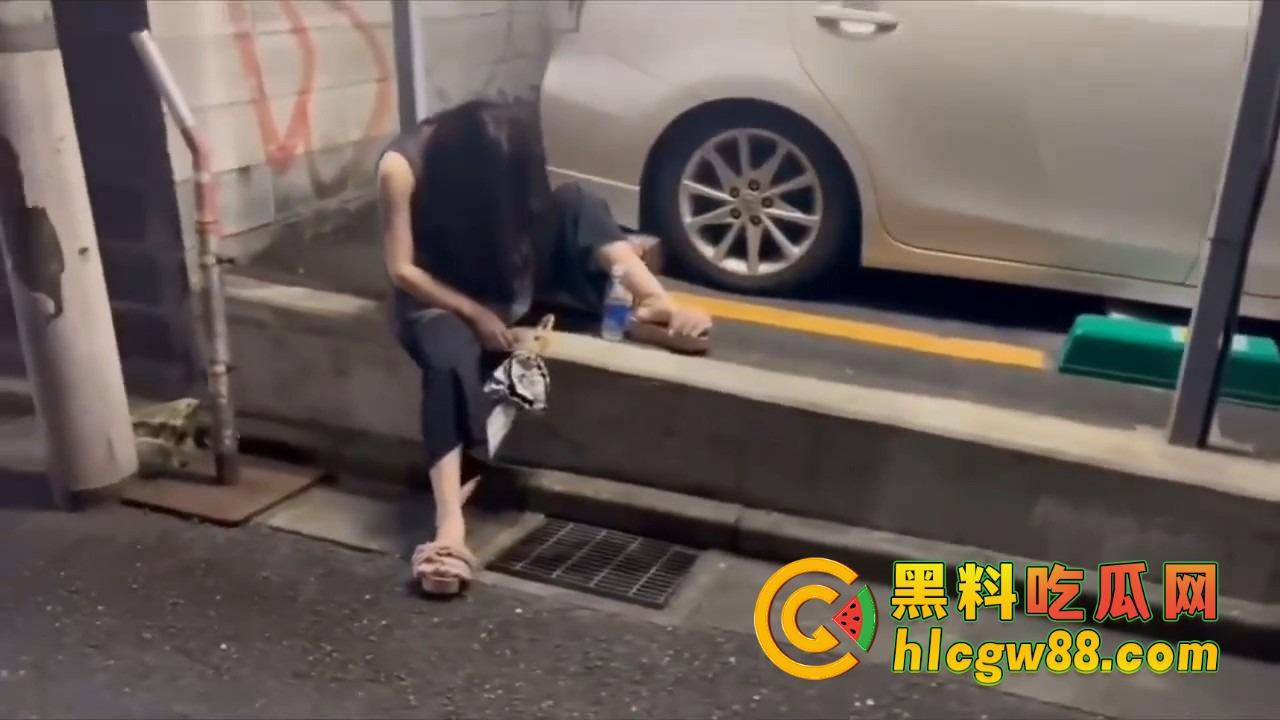 东京涩谷夜晚遍地死鱼，短裙黑丝小黑鞋倒一片，是真喝懵了还是仙人跳？老司机们这鱼到底能不能捡？-11