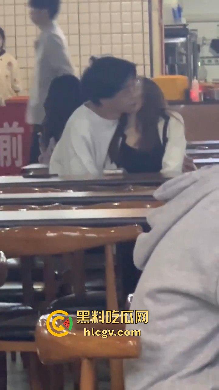 鸡公煲没来先抠逼！西安培华学院食堂大胆男女全程上演真人秀，吃瓜同学惊呆！-13