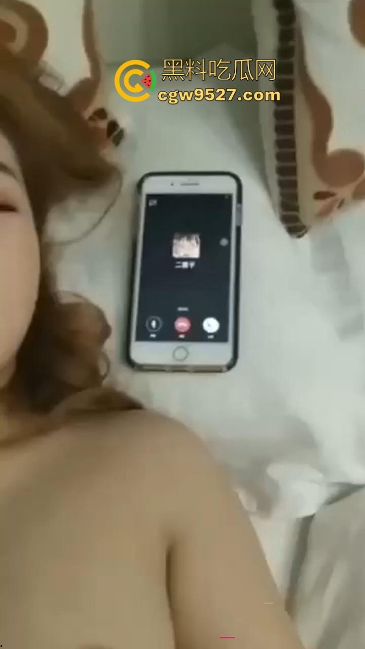 胯下的性感尤物，边打电话边做爱，一边被操一边压制欲望，正常和别人讲话的反差模样，真刺激！-1