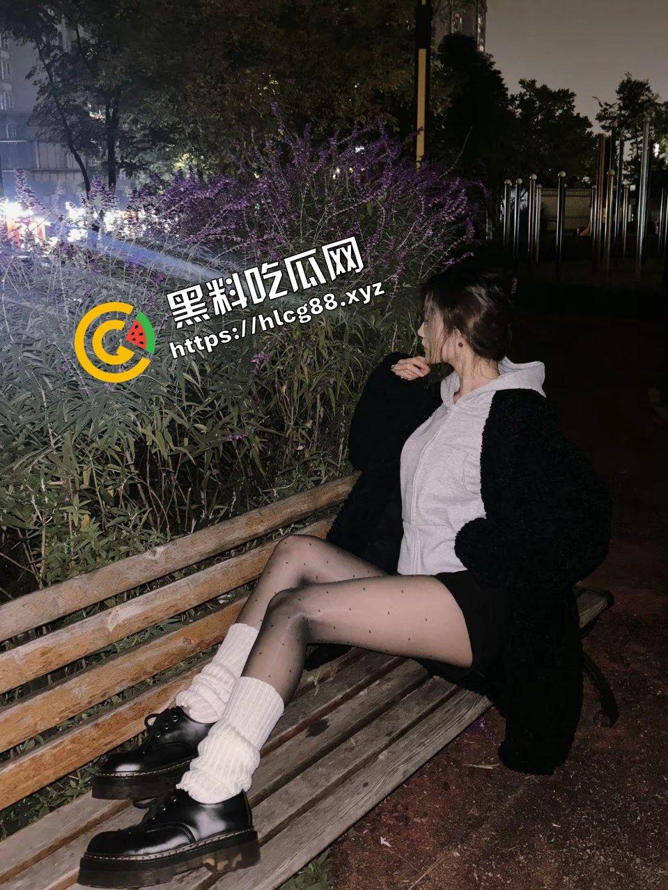 抖音美艳黑丝御姐骚鸡【uua】给点好处就能约炮而出，诱惑足交暴力后入白臀狂射白浆不止！-3