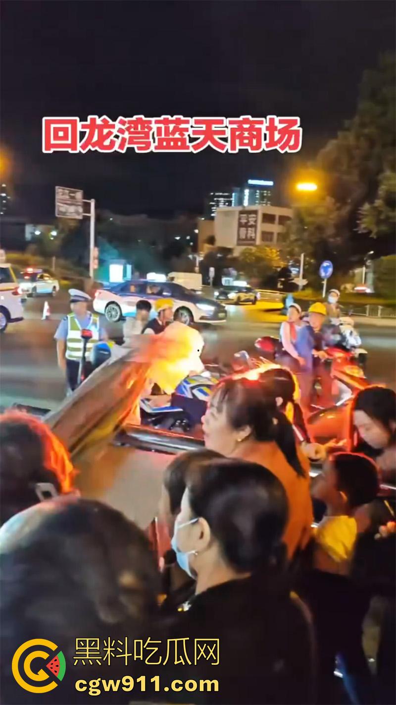 四川泸州龙马潭区，发生严重交通事故，小型汽车通过路口后加速撞向人行道，撞倒5名行人，导致2人当场死亡。-7