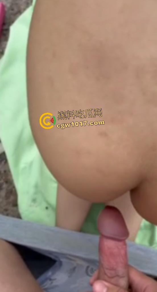 高中生恋爱尺度太大了吧？学生妹足交竹竿鸡巴毫无快感，毛都没长齐还敢野外后入嫩逼！-4