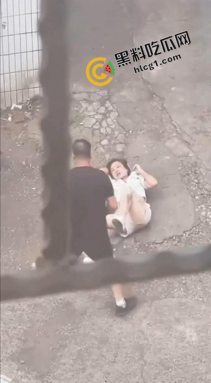 山西吕梁孝义 一男子当街殴打女子 痛下杀手 用脚踩砖头砸 被路人小姐姐报警 实拍视频传出!-3