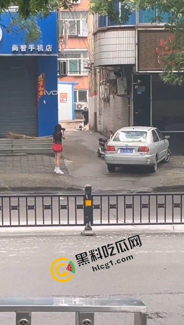 山西吕梁孝义 一男子当街殴打女子 痛下杀手 用脚踩砖头砸 被路人小姐姐报警 实拍视频传出!-4