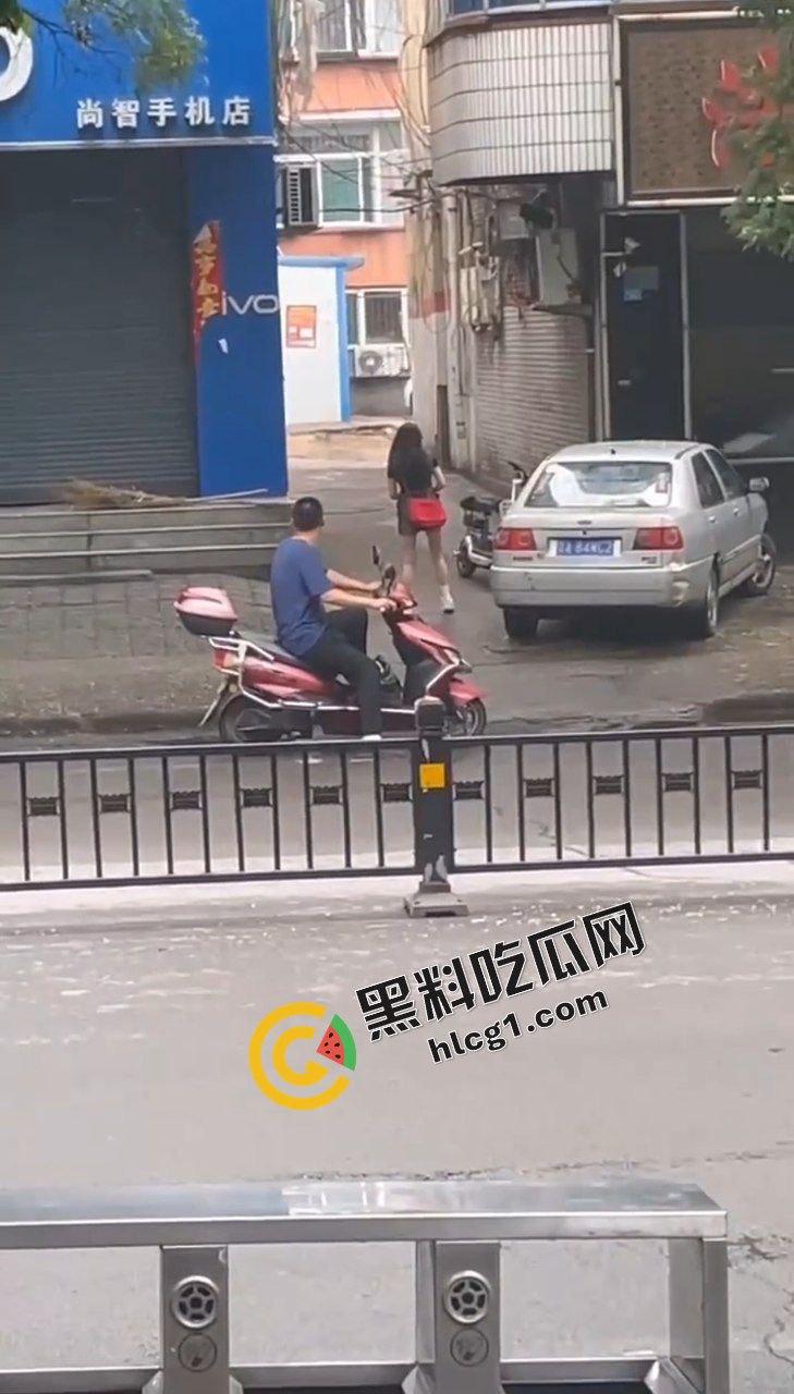 山西吕梁孝义 一男子当街殴打女子 痛下杀手 用脚踩砖头砸 被路人小姐姐报警 实拍视频传出!-7