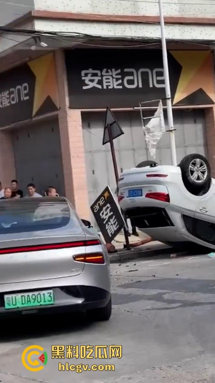 潮州电动小鹏撞上百万奥迪 竟把奥迪撞翻两周 这把小鹏赢了-4