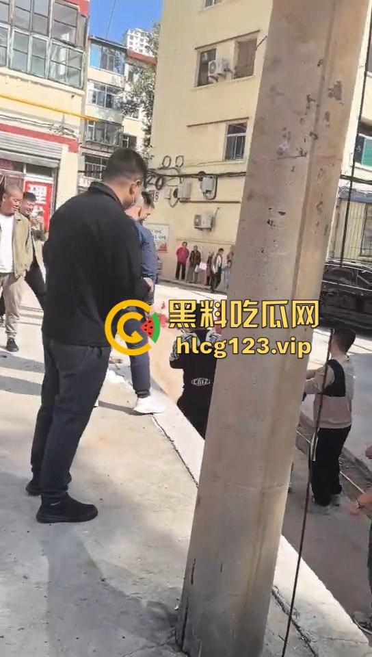 这婚礼花活儿真多！新娘被捆电线杆上，红丝全露出来了，谁教的捆绑束缚？-1