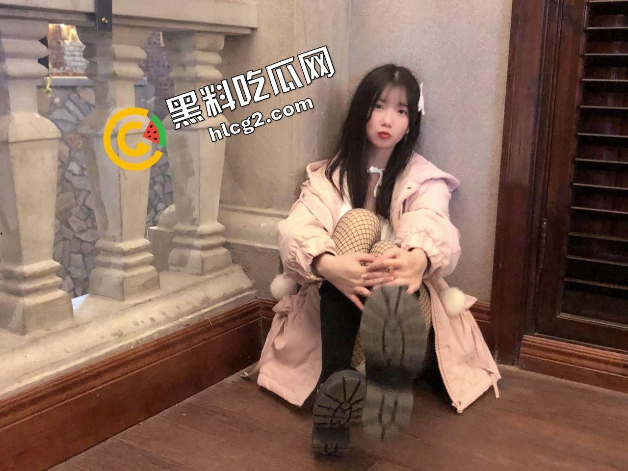 满脸胶原蛋白的高颜值反差婊『李瑜』摆着X腿站立后入 被金主调教成爬行母狗 私拍泄密流出!-1