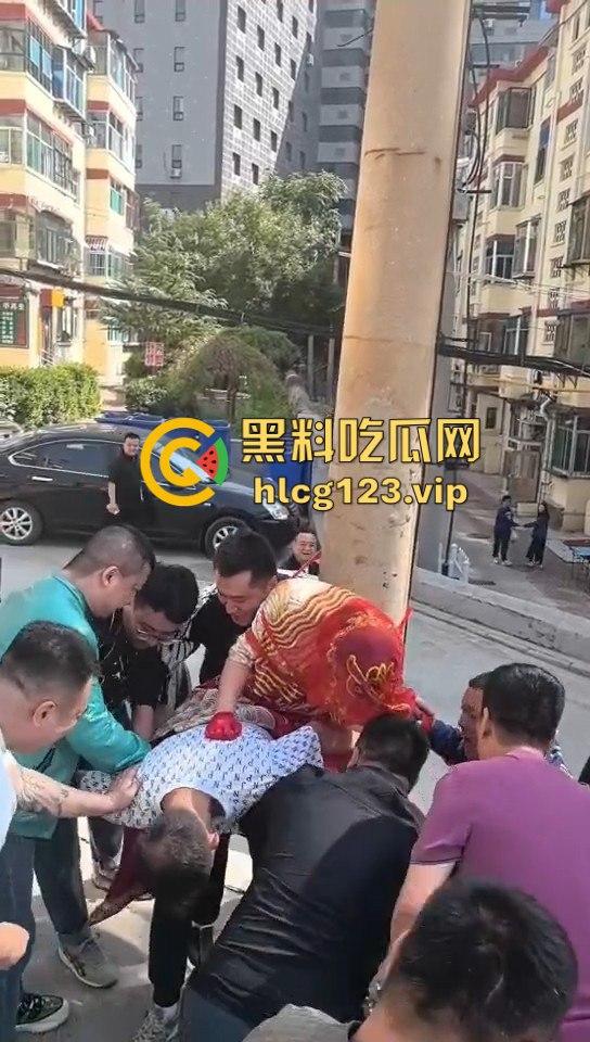 这婚礼花活儿真多！新娘被捆电线杆上，红丝全露出来了，谁教的捆绑束缚？-7