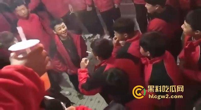 河北石家庄二中精神小伙百人厕所大战演热血高校 含妈量很高厕所开打 不怕把人打进粪坑里？-7