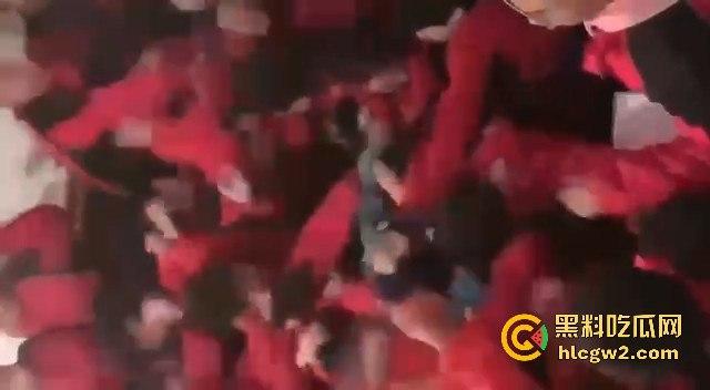 河北石家庄二中精神小伙百人厕所大战演热血高校 含妈量很高厕所开打 不怕把人打进粪坑里？-10