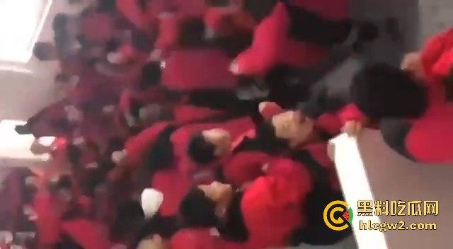 河北石家庄二中精神小伙百人厕所大战演热血高校 含妈量很高厕所开打 不怕把人打进粪坑里？-13