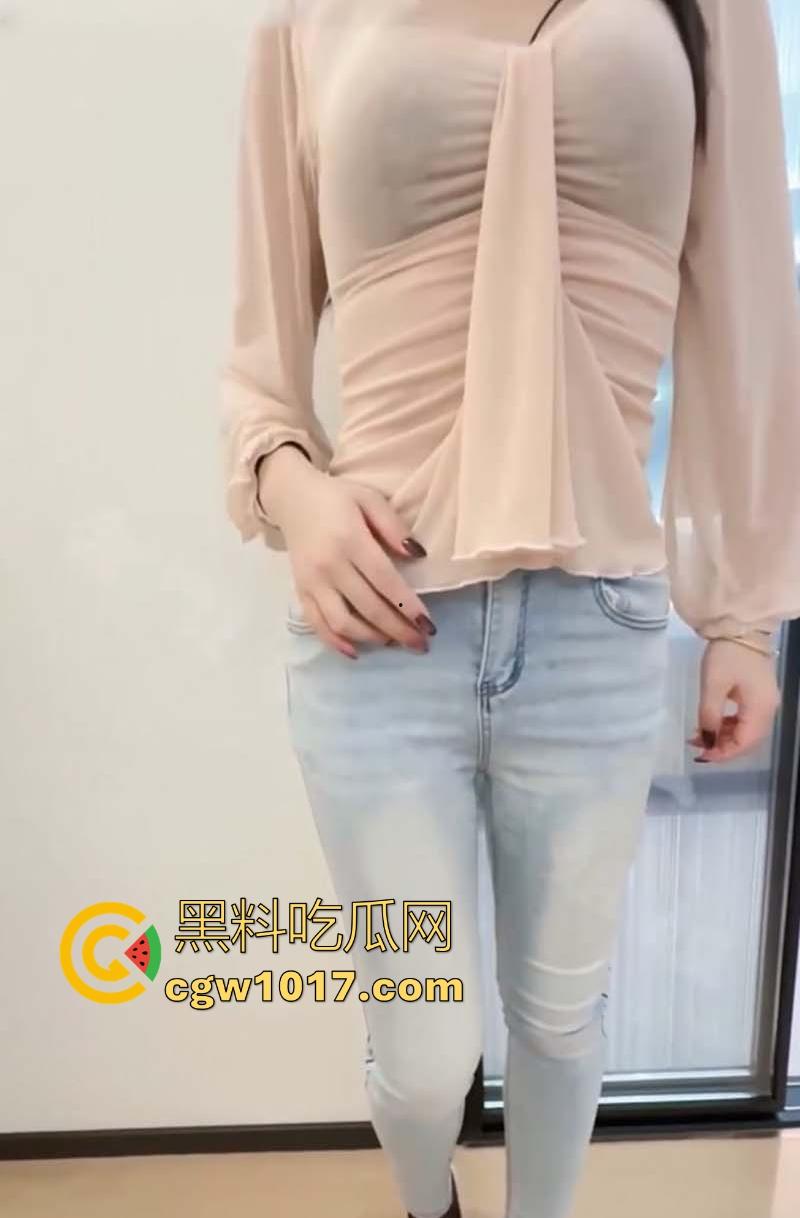 忽悠自己亲姐姐开房，蒙上姐姐眼睛中途换人偷操，全程无套内射，射完无缝衔接继续操，玩的就是心跳！-3