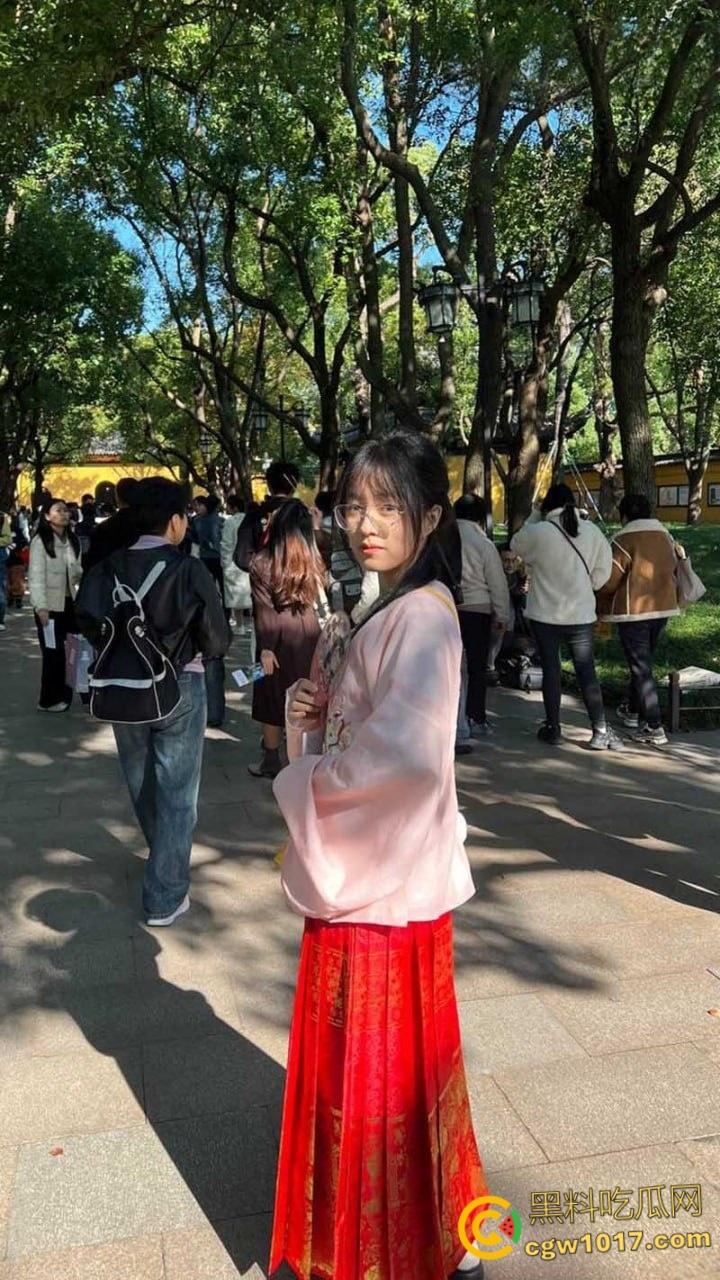 天津骚货眼镜妹【李彤彤】，约炮体育生视频流出，含屌玩手机还不够，边干边用跳蛋狂震嫩穴，简直骚到骨子里！-2