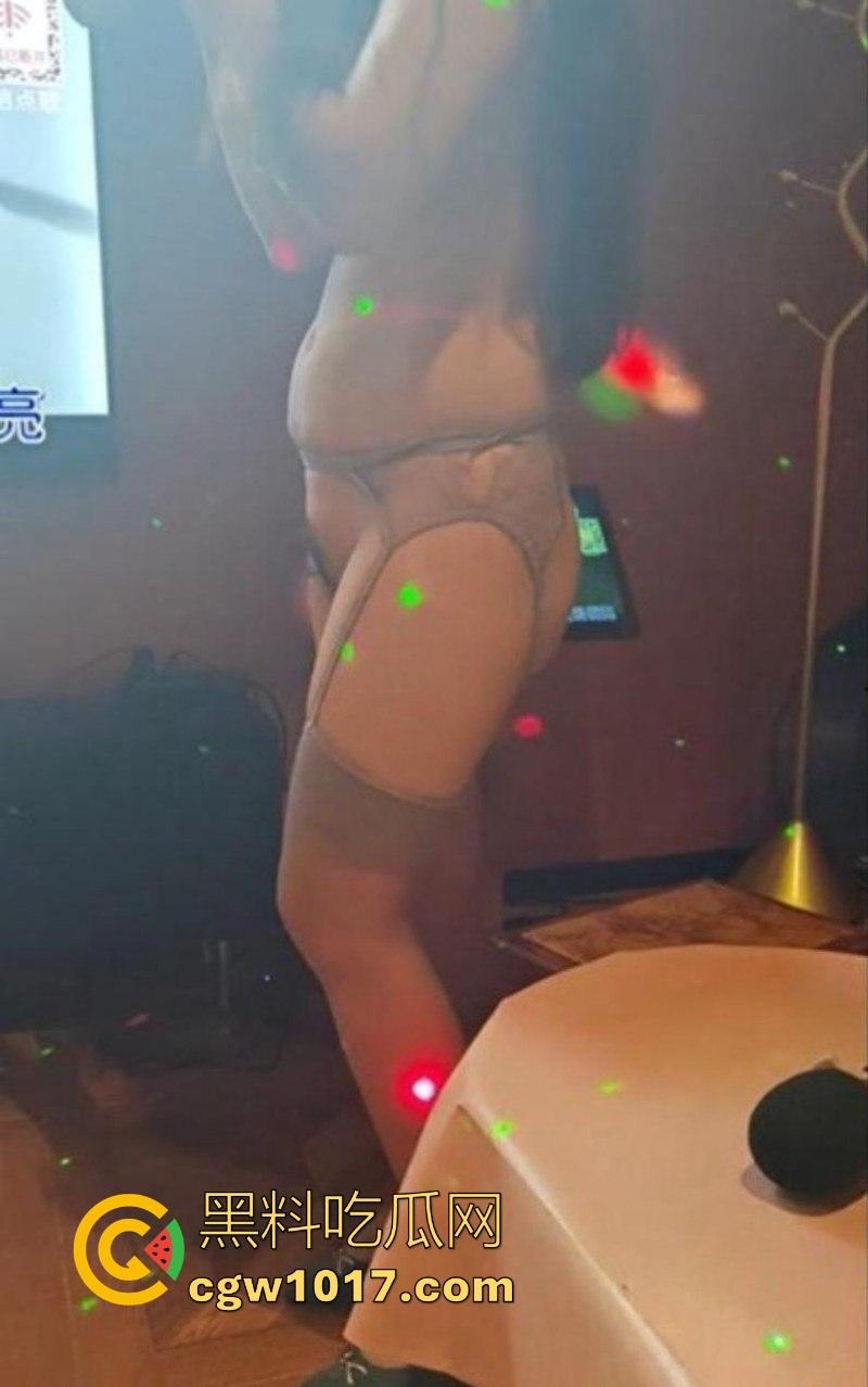 海角乱伦！与嫂子KTV包厢激情偷欢，性感白丝骑乘猛插，全裸开嗓边唱边操全程极度刺激！-6