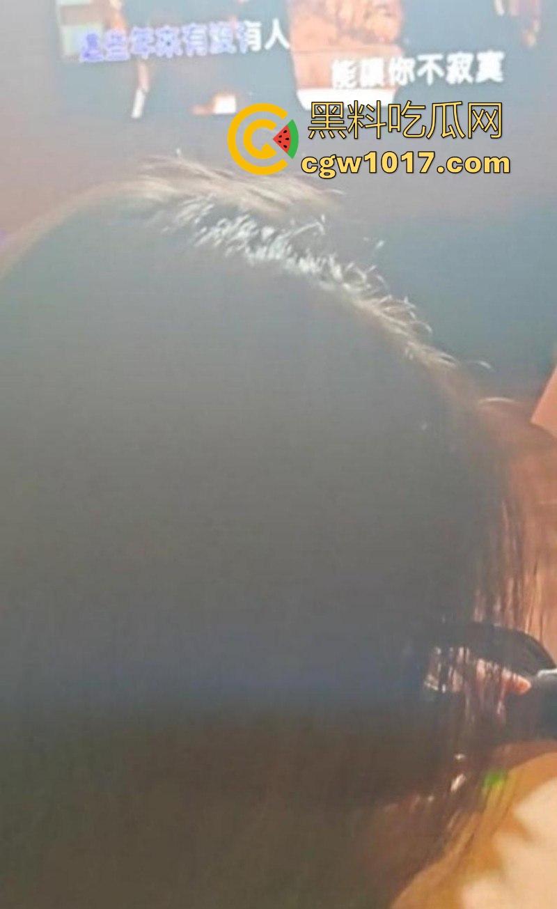 海角乱伦！与嫂子KTV包厢激情偷欢，性感白丝骑乘猛插，全裸开嗓边唱边操全程极度刺激！-10