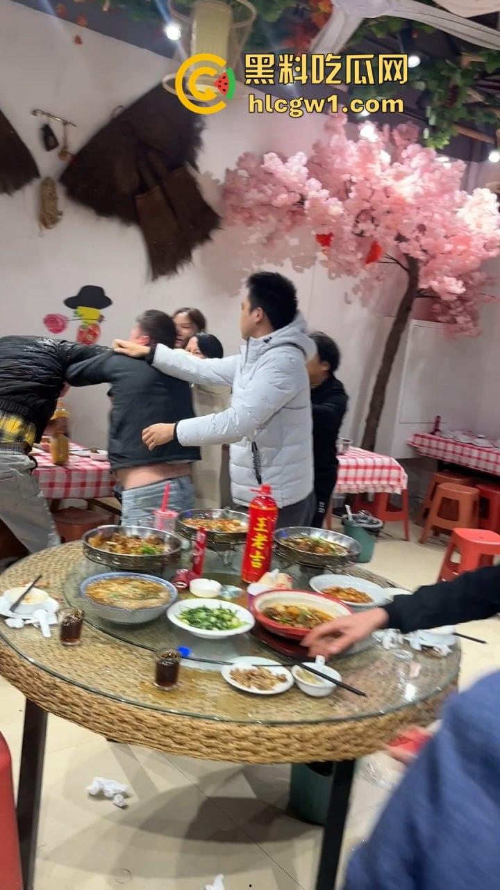 南昌辉仔与胖子大锅菜抓奸现场大打出手！头破血流，整个店的人都吃瓜，饭都吃不成！-2