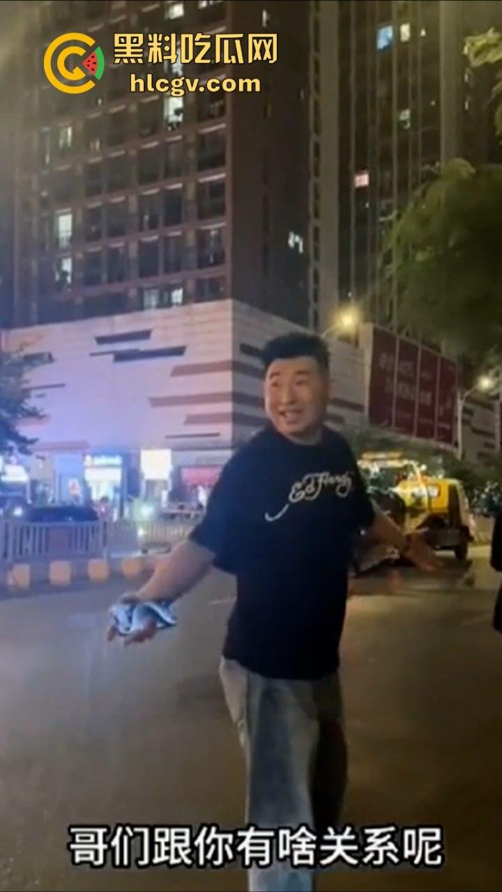 你这一身衣服值50块钱吗？ 男子开老款CC路怒美式拦截特斯拉 并辱骂对方是穷逼！-2