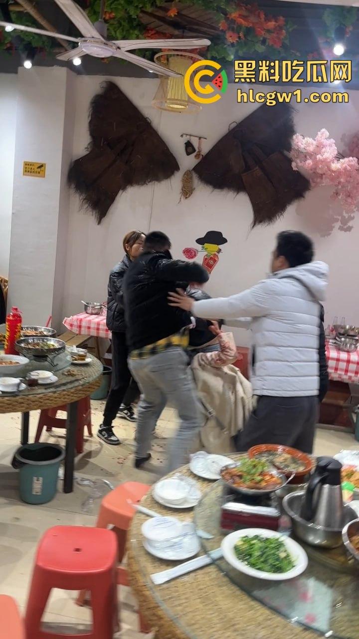 南昌辉仔与胖子大锅菜抓奸现场大打出手！头破血流，整个店的人都吃瓜，饭都吃不成！-4