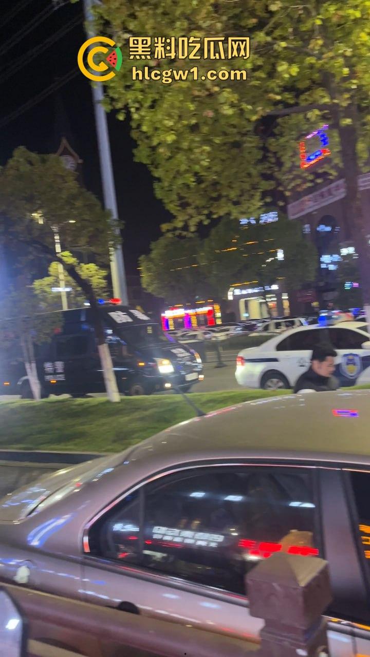 南昌辉仔与胖子大锅菜抓奸现场大打出手！头破血流，整个店的人都吃瓜，饭都吃不成！-6