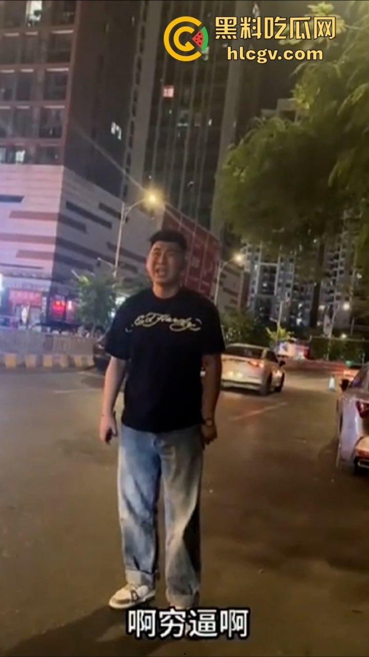 你这一身衣服值50块钱吗？ 男子开老款CC路怒美式拦截特斯拉 并辱骂对方是穷逼！-5