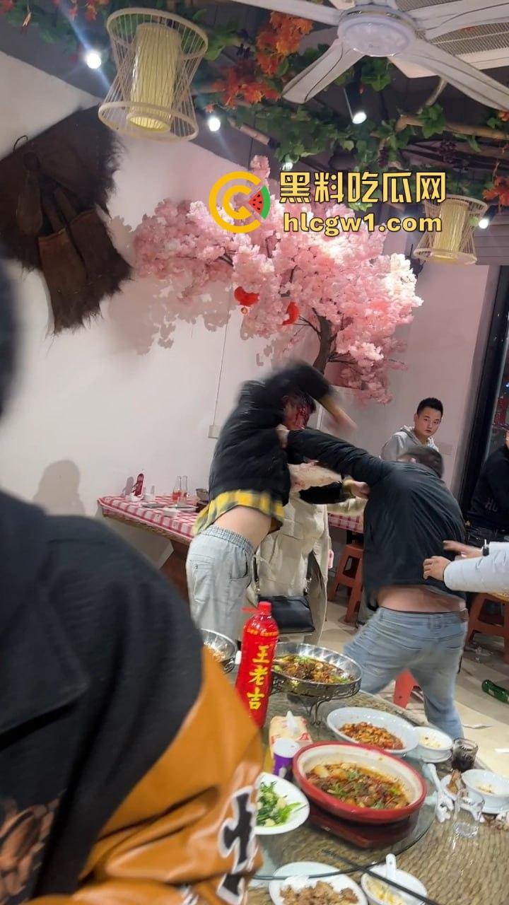 南昌辉仔与胖子大锅菜抓奸现场大打出手！头破血流，整个店的人都吃瓜，饭都吃不成！-7